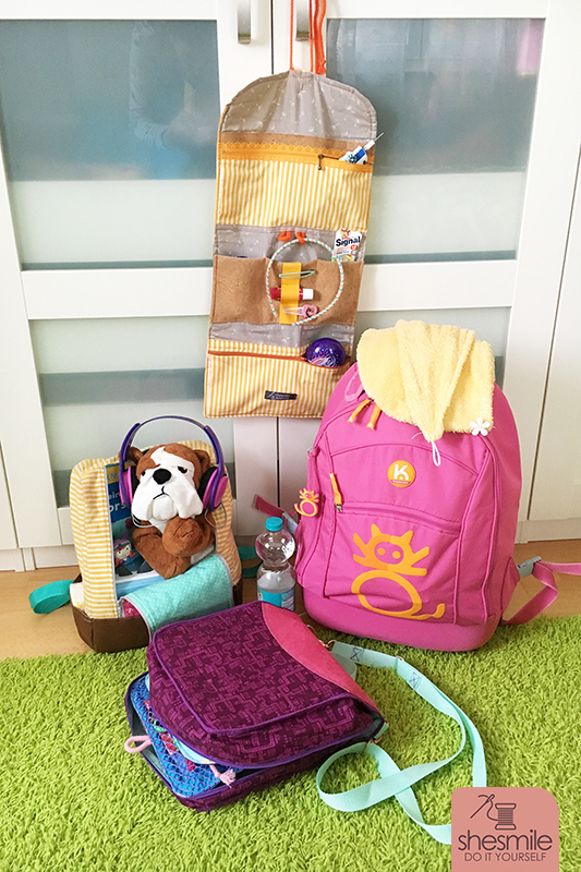 In den Urlaub fahren mit selbstgenähten Taschen. Schnittmuster und Schritt-für-Schritt Nähanleitungen als praktisches PDF-E-Book gestaltet von shesmile. Auf für Nähanfänger geeignet. Mitmachen & Gewinnen. Nutze den Hashtag #mitshesmileimurlaub