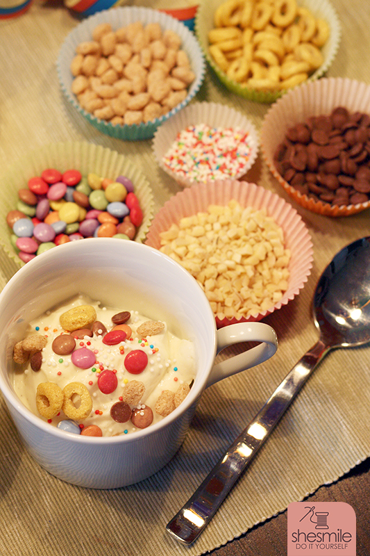 Obst und Süßkram als Topping für Joghurt oder Eis (Ein Buffet zum Kindergeburtstag) Einfach. Kreativ. shesmile.