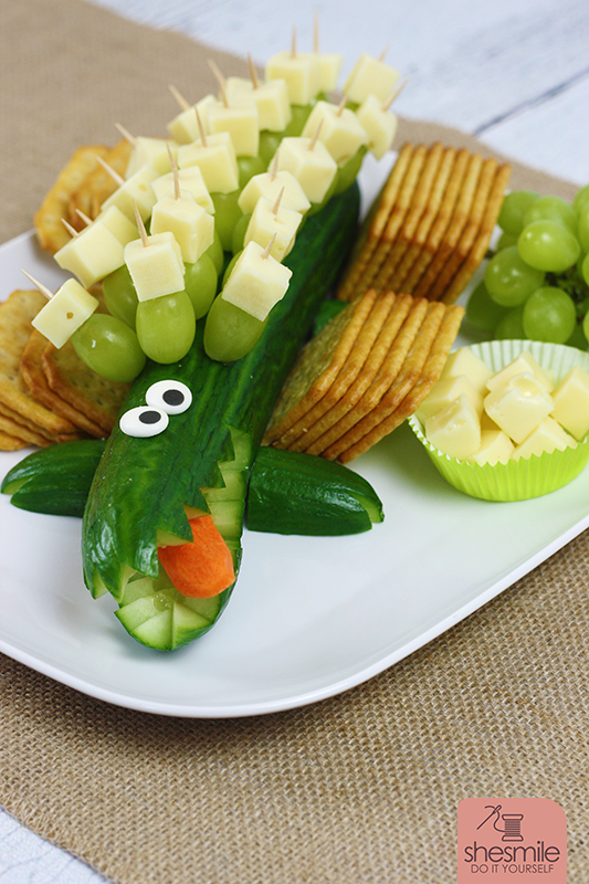 Ein Gurken-Krokodil mit Trauben-Käse-Rücken zum Kindergeburtstag. So schnell und einfach gehts! Kreativ mit shesmile.