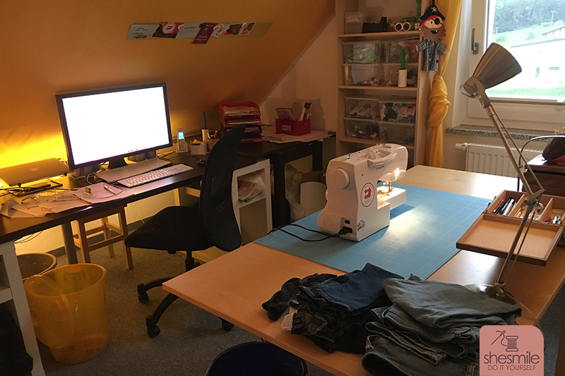 Dieser Moment, wenn die Kinder im Bett sind, du ins Nähzimmer gehst, am Schreibtisch ganz viel Bürokram auf dich wartet, am Nähtisch Hosen zum Flicken auf dich warten und deine geliebte Nähmaschine schreit