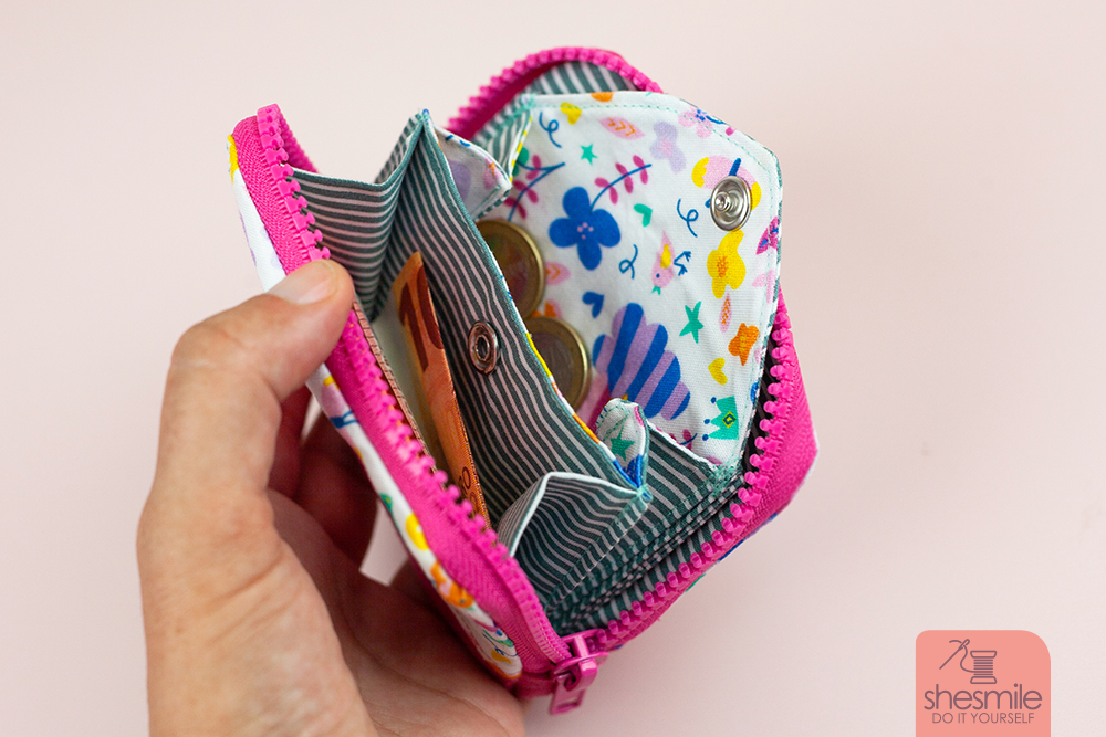 Lisse von shesmile näht für Hansedelli. Das große Ebookmacher Domino: Von der Ordnertasche Orelie zur Geldbörse Mini Mynta. Nähanleitung und Schnittmuster.