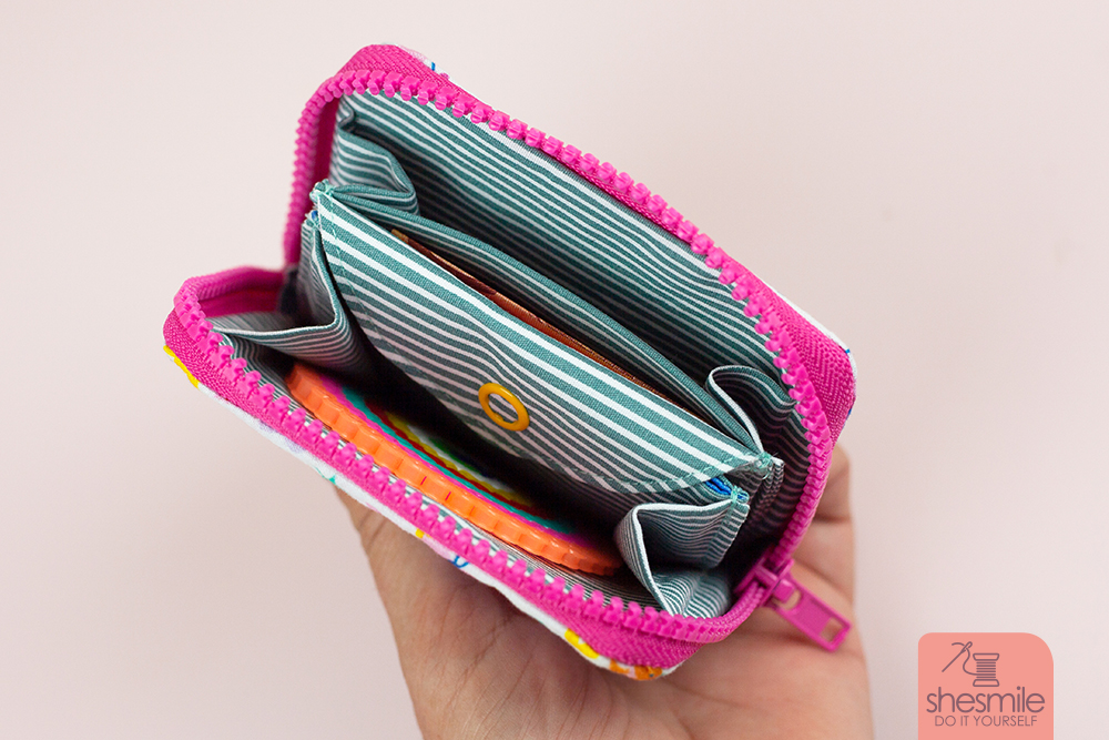 Lisse von shesmile näht für Hansedelli. Das große Ebookmacher Domino: Von der Ordnertasche Orelie zur Geldbörse Mini Mynta. Nähanleitung und Schnittmuster.