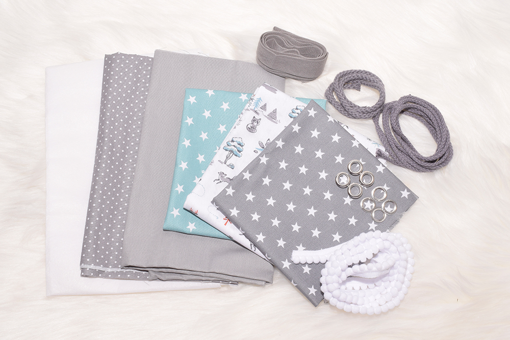 In zwei Farbvarianten! Ein Materialpaket von STOFFdSIGN für den Adventsballon von shesmile. Enthalten sind alle Baumwollstoffe, Bänder, Ösen und die passende Vlieseinlage.