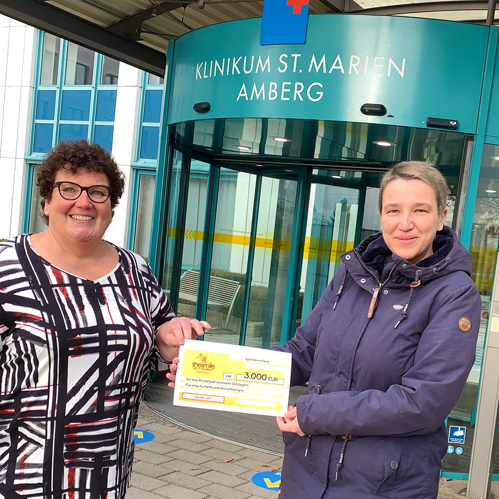 Der Ergebnis der #pinktober Spendenaktion von shesmile. 3000 EUR Spende an das Kinderpalliativteam Oberpfalz, 100 EUR Spende an die Herzkissen Näherinnen (Herzlich gern genäht e.V. und die Auer Runde FFGO)