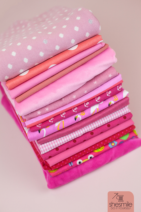 Nun startet heute auch das Probenähen zu meinem neuen Taschen-Schnittmuster Ordnertasche "Orelie" und so gerne hätte ich auch bei der Challenge mitgemacht und eben eine pinke Orelie genäht. Aber was soll ich sagen? Ich hab sooo viele pinke Stoffe durch meine beiden Töchter zuhause, aber kein Einziger war groß genug um daraus eine schicke Ordnertasche zu nähen.