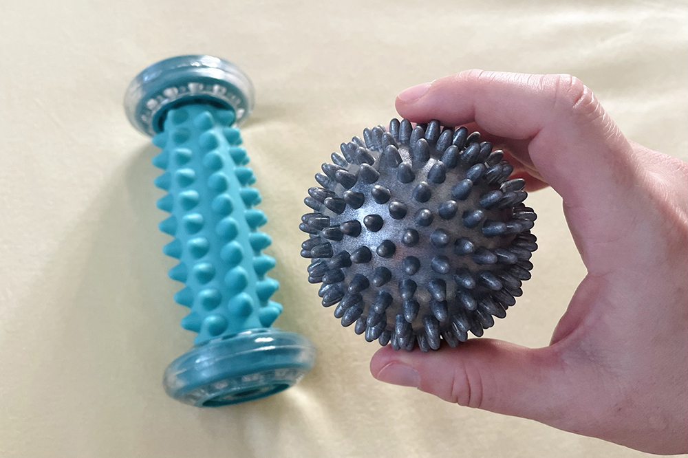 Auf Empfehlung meiner Ergotherapeutin hab ich mir auch einen Igelball für die Hände und Füße ➚ besorgt. Damit über die Finger oder Fußsohlen zu rollen tut total gut.