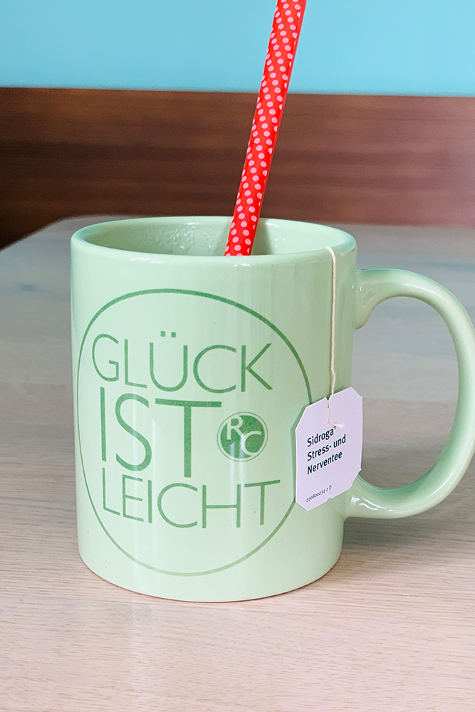 Könnt ihr euch noch an den Stress- und Nerventee ➚ erinnern den ich zu Beginn der Diagnose getrunken habe? Nun war es wieder Zeit dafür. Ich wurde die Angst nicht los, dass all die Monate Chemo umsonst waren und ich bald schon einen Rückfall haben werde und dann daran sterbe.