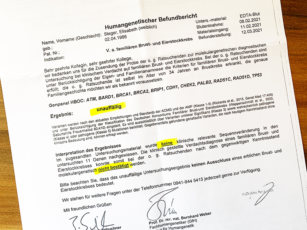 Meine Tante hatte bereits Brustkrebs, meine Oma hatte Krebs in Eierstock und Gebärmutter. Als es dann wirklich soweit war, hab ich einem Gentest natürlich direkt zugestimmt.