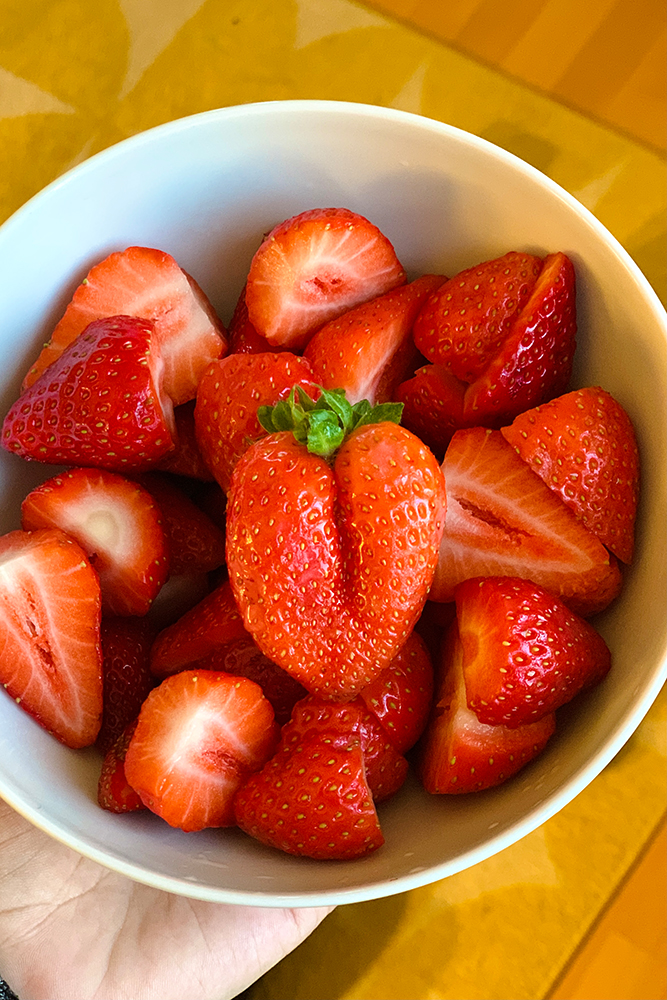 Schlimmer noch als in den Schwangerschaften hab ich auch immer wieder total den Heißhunger. Auf Erdbeeren z.B. dann fährt mein Mann auch um 19 Uhr noch los und holt mir ein Schälchen! ❤