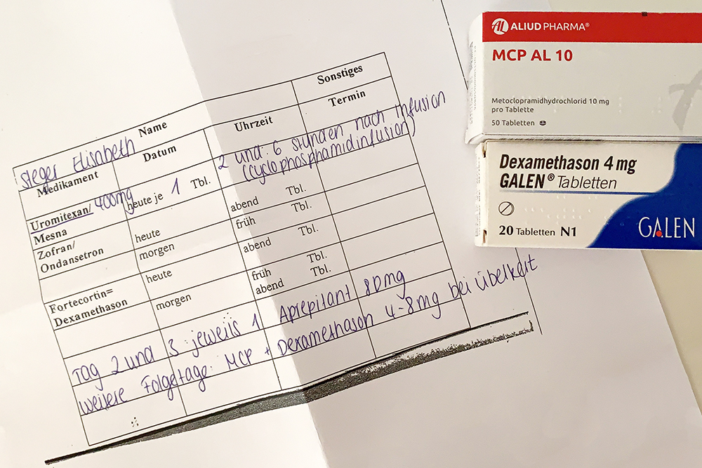 Gegen die Übelkeit hilft mir ein Cocktail aus Aprepitant, MCP AL 10 und Dexamethason. Jetzt nach der 3. Chemo sogar mehrmals am Tag.