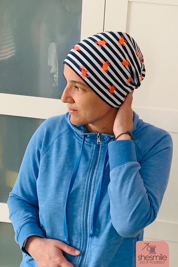 Schnell und einfach genäht. Nur 4 Nähte mit dem Zick-Zack-Stich der Haushaltsnähmaschine. Ein Mama-Tochter-Nähabend: Eine Mütze für die Chemo nähen! Nähanleitung und Schnitmuster von shesmile.