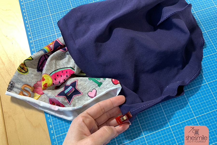 Schnell und einfach genäht. Nur 4 Nähte mit dem Zick-Zack-Stich der Haushaltsnähmaschine. Ein Mama-Tochter-Nähabend: Eine Mütze für die Chemo nähen! Nähanleitung und Schnitmuster von shesmile.