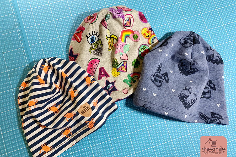 Schnell und einfach genäht. Nur 4 Nähte mit dem Zick-Zack-Stich der Haushaltsnähmaschine. Ein Mama-Tochter-Nähabend: Eine Mütze für die Chemo nähen! Nähanleitung und Schnitmuster von shesmile.