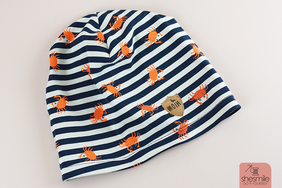 Schnell und einfach genäht. Nur 4 Nähte mit dem Zick-Zack-Stich der Haushaltsnähmaschine. Ein Mama-Tochter-Nähabend: Eine Mütze für die Chemo nähen! Nähanleitung und Schnitmuster von shesmile.