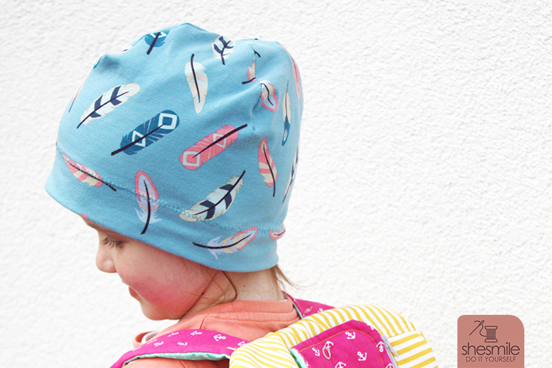 Schnell und einfach genäht. Nur 4 Nähte mit dem Zick-Zack-Stich der Haushaltsnähmaschine. Ein Mama-Tochter-Nähabend: Eine Mütze für die Chemo nähen! Nähanleitung und Schnitmuster von shesmile.