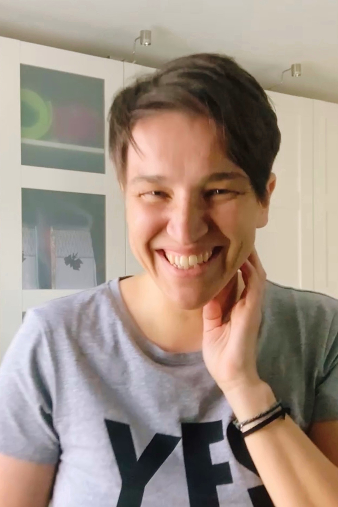 „Ja, sie werden ihre Haare verlieren, Frau Steger!“... diese deutlichen Worte hat meine Ärztin beim Chemo Vorgespräch gewählt. Bis bald, Haare! Hallo KiwiKopf! Mein Weg vom Wuscheldutt zur Glatze. Ein Brustkrebs-Tagebuch.