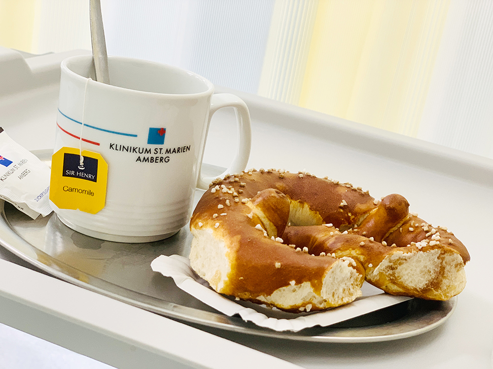 Frühstück nach der Port-OP: Kamillentee und Breze! Lecker!