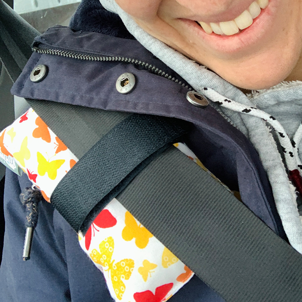 Zuletzt noch ein dickes Dankeschön an die liebe Melie von Grün Blau Meliert. Mit dem schicken selbstgenähten Port-Polster am Gurt fährt es sich noch angenehmer im Auto weil der Gurt nicht auf den Port drückt.