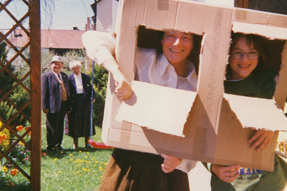 April 1998 - Tante Gunda und ich im Pappkarton