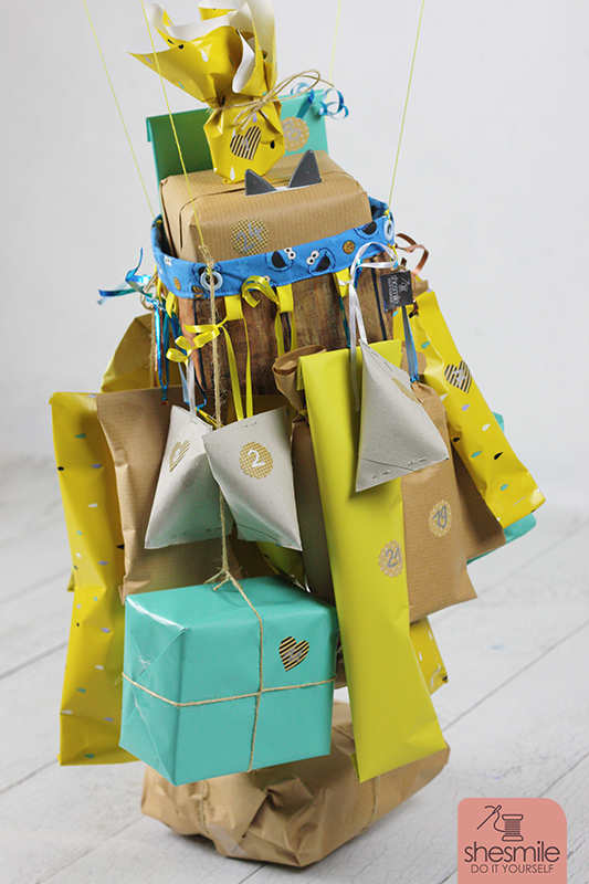 Ein Adventskalender Adventsballon mit Krümelmonster in blau-gelb für mein Patenkind. Nähanleitung und Schnittmuster gestaltet als PDF-E-Book von shesmile für einen Adventskalender und Kinderzimmerdeko Adventsballon in Form eines Heißluftballons. 24 kleine Geschenke oder ein Musikwürfel finden ihren Platz an den Halteschlaufen am oder im Körbchen.