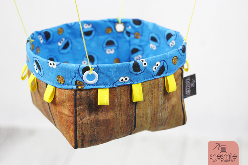 Ein Adventskalender Adventsballon mit Krümelmonster in blau-gelb für mein Patenkind. Nähanleitung und Schnittmuster gestaltet als PDF-E-Book von shesmile für einen Adventskalender und Kinderzimmerdeko Adventsballon in Form eines Heißluftballons. 24 kleine Geschenke oder ein Musikwürfel finden ihren Platz an den Halteschlaufen am oder im Körbchen.
