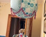 Nähanleitung und Schnittmuster gestaltet als PDF-E-Book von shesmile für einen Adventskalender und Kinderzimmerdeko Adventsballon in Form eines Heißluftballons. 24 kleine Geschenke oder ein Musikwürfel finden ihren Platz an den Halteschlaufen am oder