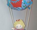 Nähanleitung und Schnittmuster gestaltet als PDF-E-Book von shesmile für einen Adventskalender und Kinderzimmerdeko Adventsballon in Form eines Heißluftballons. 24 kleine Geschenke oder ein Musikwürfel finden ihren Platz an den Halteschlaufen am oder