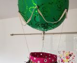 Nähanleitung und Schnittmuster gestaltet als PDF-E-Book von shesmile für einen Adventskalender und Kinderzimmerdeko Adventsballon in Form eines Heißluftballons. 24 kleine Geschenke oder ein Musikwürfel finden ihren Platz an den Halteschlaufen am oder