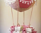 Nähanleitung und Schnittmuster gestaltet als PDF-E-Book von shesmile für einen Adventskalender und Kinderzimmerdeko Adventsballon in Form eines Heißluftballons. 24 kleine Geschenke oder ein Musikwürfel finden ihren Platz an den Halteschlaufen am oder