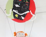 Nähanleitung und Schnittmuster gestaltet als PDF-E-Book von shesmile für einen Adventskalender und Kinderzimmerdeko Adventsballon in Form eines Heißluftballons. 24 kleine Geschenke oder ein Musikwürfel finden ihren Platz an den Halteschlaufen am oder