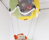 Nähanleitung und Schnittmuster gestaltet als PDF-E-Book von shesmile für einen Adventskalender und Kinderzimmerdeko Adventsballon in Form eines Heißluftballons. 24 kleine Geschenke oder ein Musikwürfel finden ihren Platz an den Halteschlaufen am oder