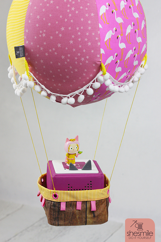 Ein Adventskalender Adventsballon mit Flamingos für meine Tochter. Nähanleitung und Schnittmuster gestaltet als PDF-E-Book von shesmile für einen Adventskalender und Kinderzimmerdeko Adventsballon in Form eines Heißluftballons. 24 kleine Geschenke oder ein Musikwürfel finden ihren Platz an den Halteschlaufen am oder im Körbchen.