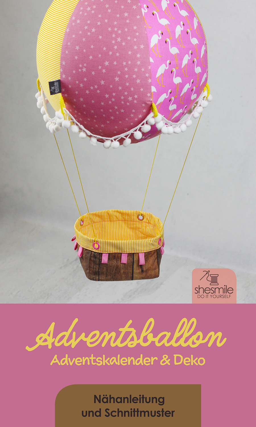 Ein Adventskalender Adventsballon mit Flamingos für meine Tochter. Nähanleitung und Schnittmuster gestaltet als PDF-E-Book von shesmile für einen Adventskalender und Kinderzimmerdeko Adventsballon in Form eines Heißluftballons. 24 kleine Geschenke oder ein Musikwürfel finden ihren Platz an den Halteschlaufen am oder im Körbchen.