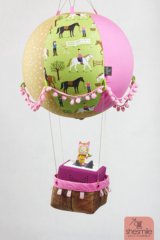 Ein Adventskalender Adventsballon mit Pferden für meine Tochter. Nähanleitung und Schnittmuster gestaltet als PDF-E-Book von shesmile für einen Adventskalender und Kinderzimmerdeko Adventsballon in Form eines Heißluftballons. 24 kleine Geschenke oder ein Musikwürfel finden ihren Platz an den Halteschlaufen am oder im Körbchen.