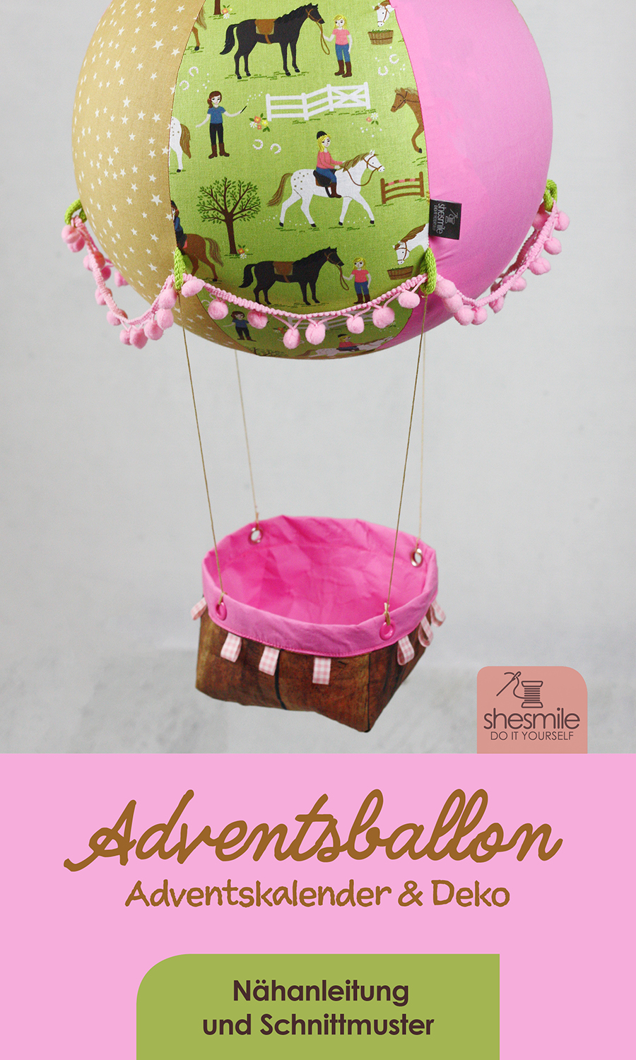Ein Adventskalender Adventsballon mit Pferden für meine Tochter. Nähanleitung und Schnittmuster gestaltet als PDF-E-Book von shesmile für einen Adventskalender und Kinderzimmerdeko Adventsballon in Form eines Heißluftballons. 24 kleine Geschenke oder ein Musikwürfel finden ihren Platz an den Halteschlaufen am oder im Körbchen.