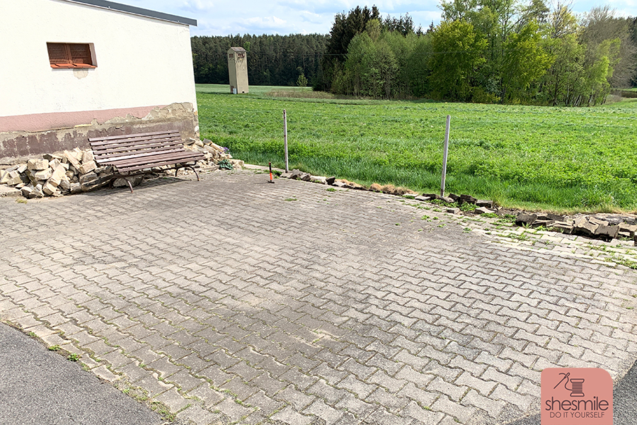 Außenwand verspachteln und mit Moltofil Außen verputzen, Risse und losen Untergrund sanieren, mit einem Wandbild bunt streichen, verschönern und anmalen. Konturen zeichnen mit dem Edding 950 Industrie Pastenmarker. Außenwand im Garten gestalten (Teil 3 der shesmile SchönerWohnen-Serie)
