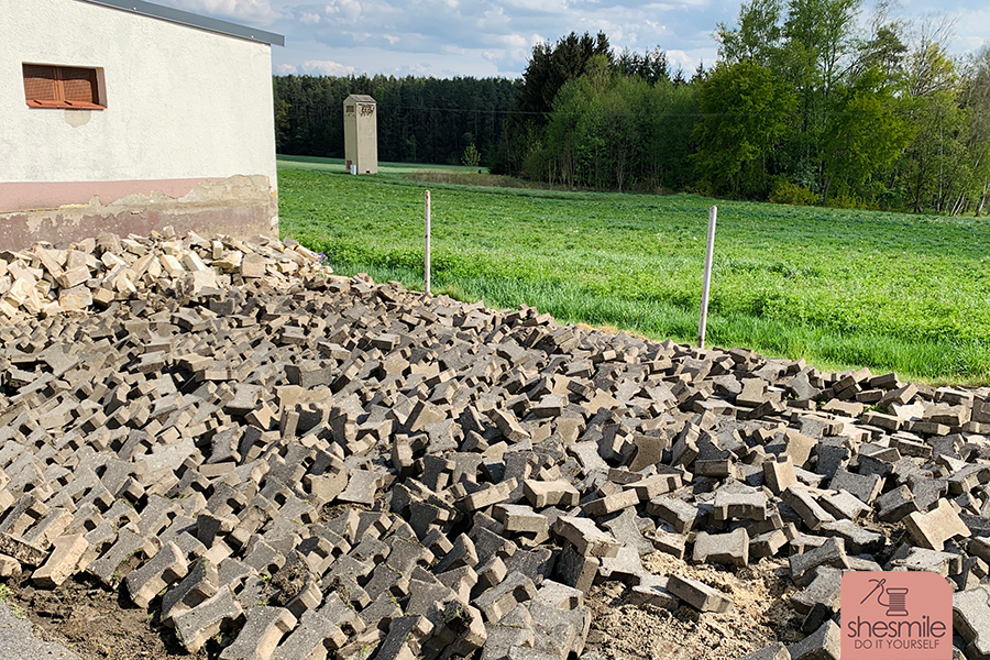 Außenwand verspachteln und mit Moltofil Außen verputzen, Risse und losen Untergrund sanieren, mit einem Wandbild bunt streichen, verschönern und anmalen. Konturen zeichnen mit dem Edding 950 Industrie Pastenmarker. Außenwand im Garten gestalten (Teil 3 der shesmile SchönerWohnen-Serie)