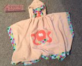 Eine Badeponcho für Lilli mit Toni Tintenfisch Applikation