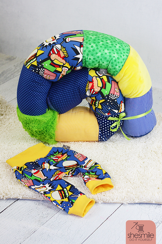 Eine Bettschlange Bettie und Stoffhose Kleene Büx als Geschenk zur Geburt. Genäht von der Patin, shesmile.