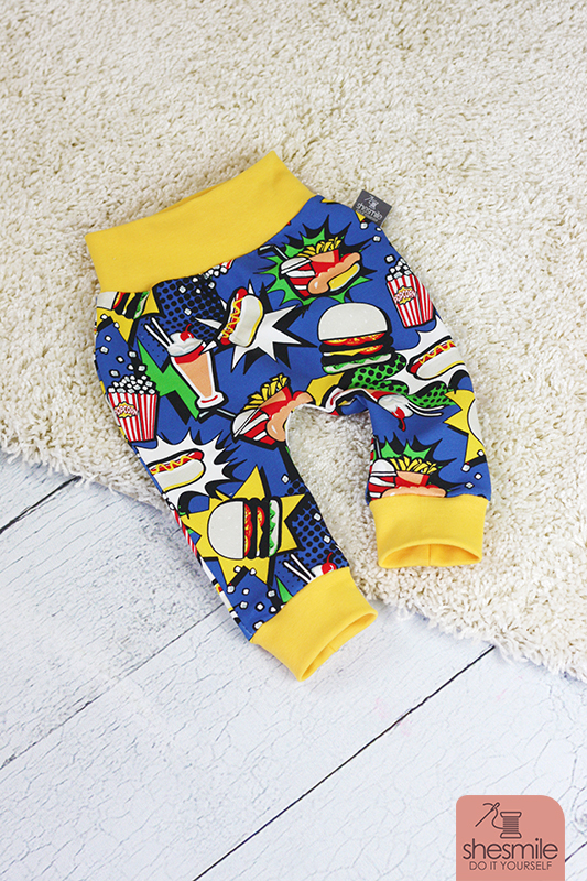 Eine Bettschlange Bettie und Stoffhose Kleene Büx als Geschenk zur Geburt. Genäht von der Patin, shesmile.