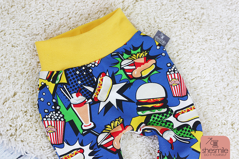 Eine Bettschlange Bettie und Stoffhose Kleene Büx als Geschenk zur Geburt. Genäht von der Patin, shesmile.