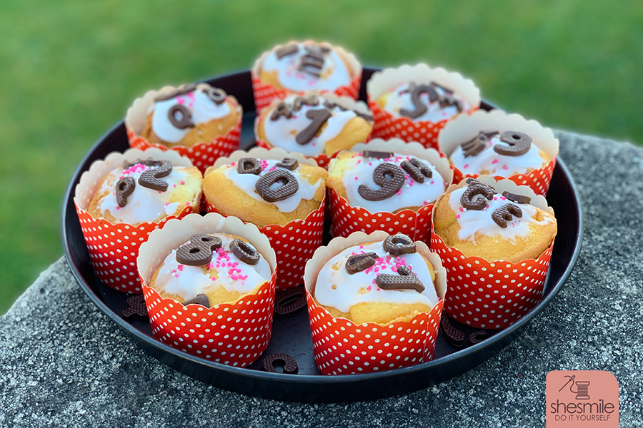 Die Schultasche meiner Nichte ist rot/pink, natürlich durften hier die passenden Muffins zum Kuchenbuffet nicht fehlen. In farblich passenden Förmchen, dekoriert mit pinken Zuckerperlen und Buchstaben und Zahlen aus Schokolade passte es einfach perfekt.