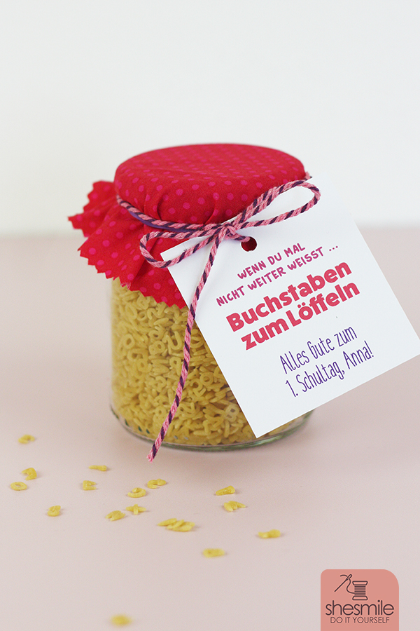 Ein Geschenk zum 1. Schultag oder Schulanfang. Buchstaben zum Löffeln. Buchstabensuppe im Glas mit Grußkarte. Eine lustige Geschenkidee von shesmile.
