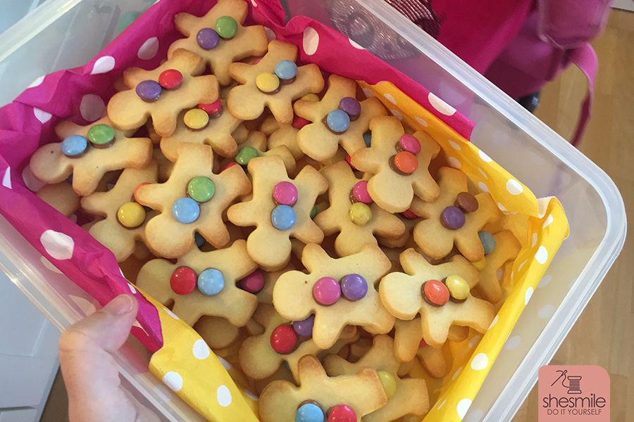Egal ob zu Weihnachten, den Geburtstag oder Ostern ... Kinder lieben Butterplätzchen. Zum Geburtstag meiner Tochter und Nichte, welcher lustigerweise auf den gleichen Tag fällt und obendrauf auch noch mein Geburtstag ist, gabs nun eine kleine Butterplätzchen-Überraschung. Die beiden Mädels haben sich sehr gefreut.