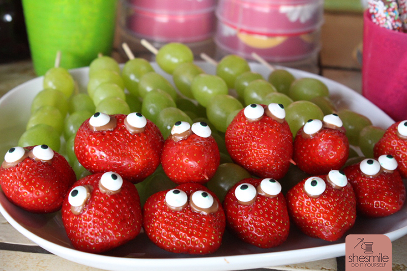 Erdbeer-Weintrauben-Schlangen (Ein lustiger gesunder Snack für den Kindergeburtstag)