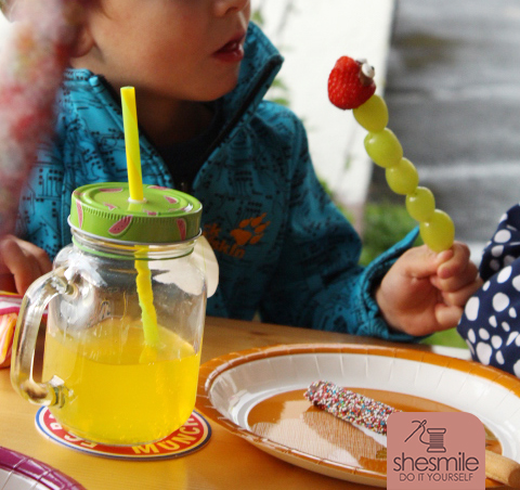Erdbeer-Weintrauben-Schlangen (Ein lustiger gesunder Snack für den Kindergeburtstag) 
