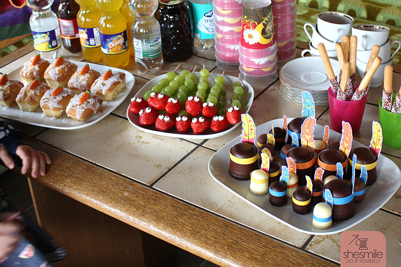 Ein kunterbuntes Buffet für den Kindergeburtstag. Kleine, schnell gemachte Häppchen und Fingerfood.