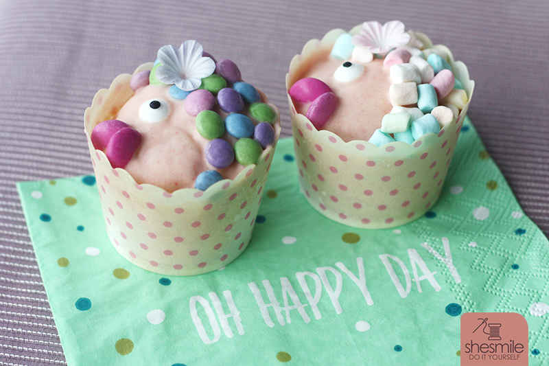 Fisch-Muffins und Fisch-Kuchen für die Taufe meiner Nichte. Mit Smarties und Mini-Marshmallows gebacken und dekoriert von shesmile.