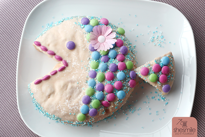 Fisch-Muffins und Fisch-Kuchen für die Taufe meiner Nichte. Mit Smarties und Mini-Marshmallows gebacken und dekoriert von shesmile.