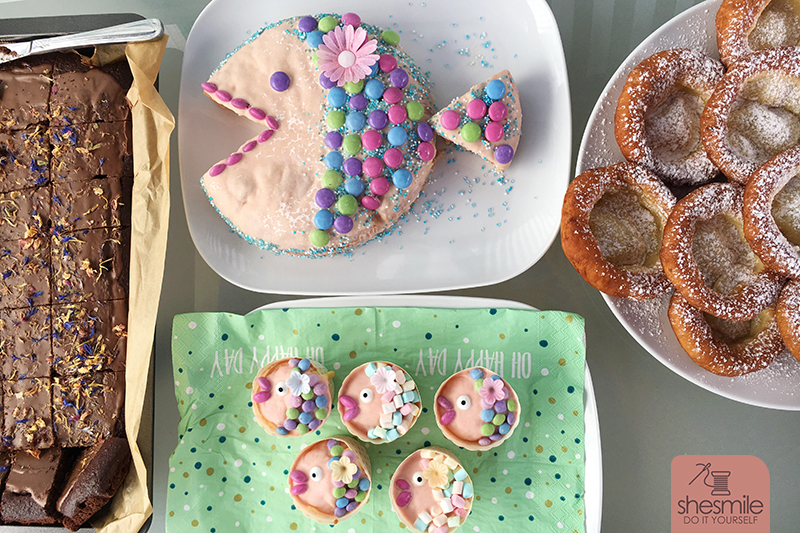Fisch-Muffins und Fisch-Kuchen für die Taufe meiner Nichte. Mit Smarties und Mini-Marshmallows gebacken und dekoriert von shesmile.
